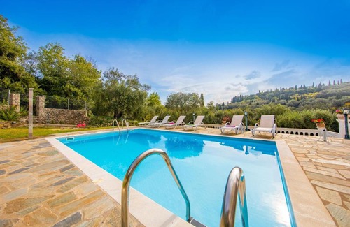 Ano Korakiana Villa | Elegant Oceanfront Villas Eleonas with Pool & 9.6 Rating