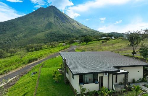 Arenal Hot Springs Villa | Villas Jawara: A Unique Retreat with Pool & Hot Tub