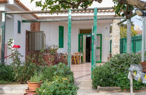 Granelli House | Cozy Villetta Steps from the Sea - Family & Pet Friendly