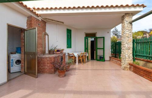 Granelli House | Cozy Villetta Steps from the Sea - Family & Pet Friendly