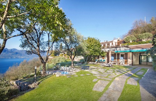 Torri del Benaco Ski Chalet | Villa Blue Panorama: Private Jacuzzi & Lake View Getaway