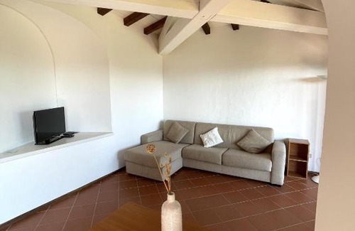 Capo Coda Cavallo Villa | Elegant Villetta con Giardino Punta Est with Ocean Views