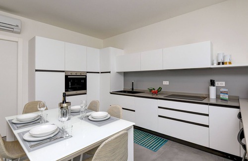Peschiera del Garda Ski Chalet | Experience Villetta Dolci Home with Pool & Breakfast