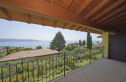 Toscolano Maderno House | Relax at Villetta Enzo in Beautiful Toscolano Maderno