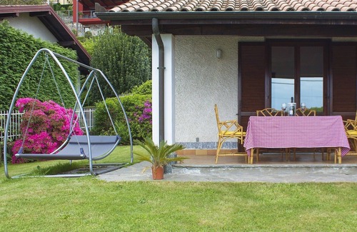Carcioni House | Panoramic Lake View Retreat with Private Pool & Breakfast