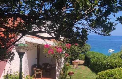 Castelsardo House | Oceanfront Escape at Villetta sul mare a Punta Tramontana