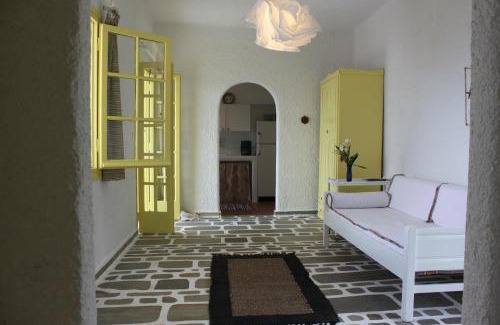 Alyki House | Pet-Friendly Villa Giallo with Oceanfront Views