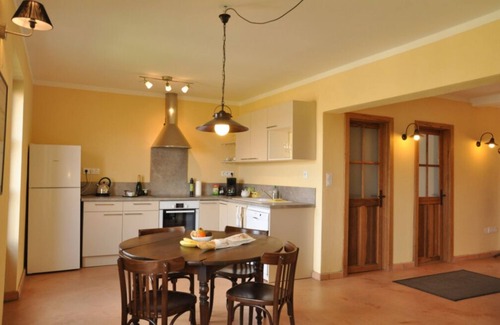 Poilhes Apartment | Vinauberge, Gîte Grenache: Scenic Flat by Canal du Midi