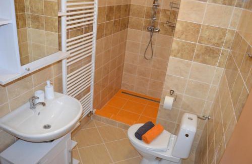 Paracov House | Vincentův dvůr: Top-Rated Retreat with Hot Tub & Breakfast