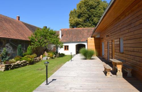 Paracov House | Vincentův dvůr: Top-Rated Retreat with Hot Tub & Breakfast
