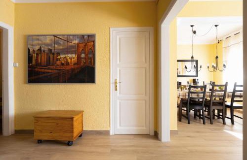 El Baix Guinardo Apartment | Discover Vincent's House: 4-Star Family-Friendly Retreat