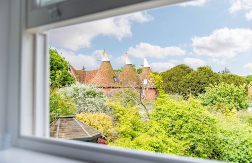 Patrixbourne Cottage | Vine Cottage: Perfect Holiday Let for 4 Guests