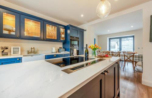 Tenby House | Guest Rated 10/10 at Vine Cottage - Ideal for Families