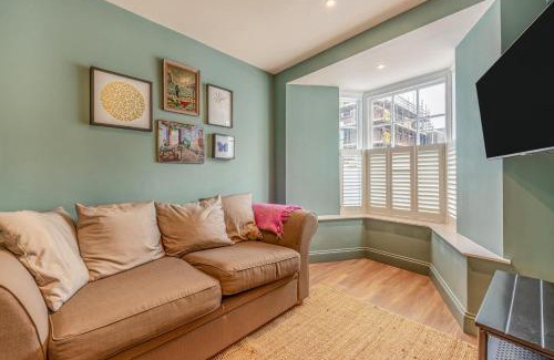 Tenby House | Guest Rated 10/10 at Vine Cottage - Ideal for Families