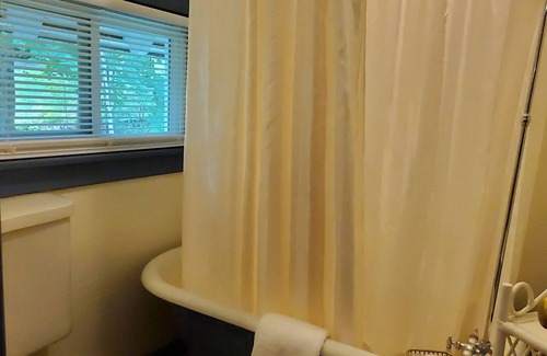 Valley Springs Bed & Breakfast | Discover Vine Cottage Inn: Eco-Friendly Retreat with Hot Tub