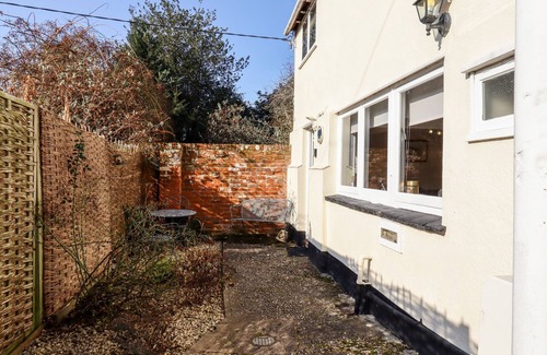 Halstead Cottage | Discover VINE COTTAGE: Garden Retreat in Castle Hedingham