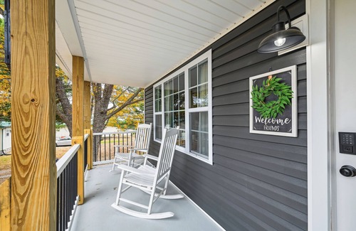 Vine Grove Cottage | Pet-Friendly Vine Grove Home with Deck Near Saunders Springs