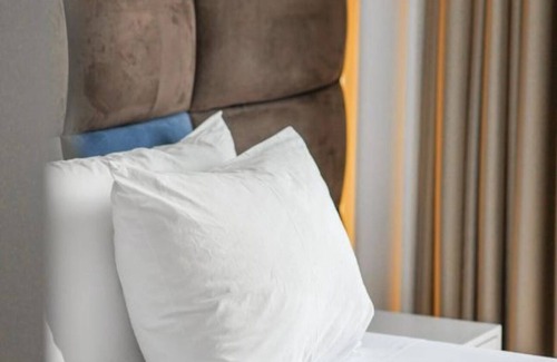 Rade Hotel | Discover Vinea Resort: Family-Friendly with Pool & Dining