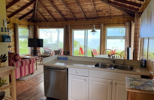 Louth Cottage | Beautiful Vineyard Cottage on the Lake – 9.6/10 Rated Stay