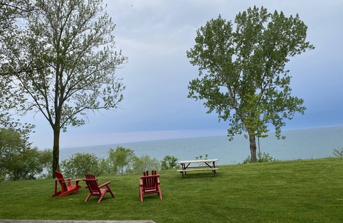 Louth Cottage | Beautiful Vineyard Cottage on the Lake – 9.6/10 Rated Stay