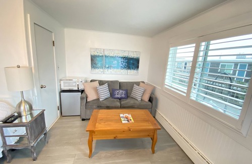 Vineyard Haven Hotel | Experience Vineyard Harbor Motel with Private Beach Access