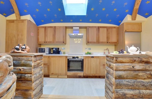 Ewhurst Green House | Unforgettable Vineyard Hollow Getaway with Spa & Hot Tub