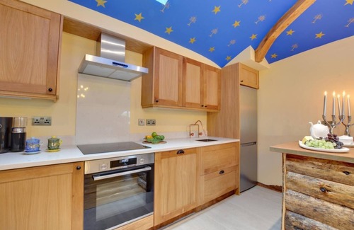 Ewhurst Green House | Unforgettable Vineyard Hollow Getaway with Spa & Hot Tub