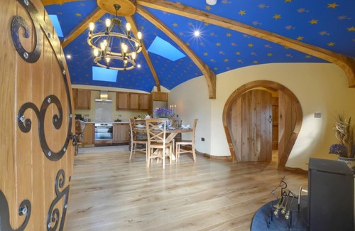 Ewhurst Green House | Unforgettable Vineyard Hollow Getaway with Spa & Hot Tub
