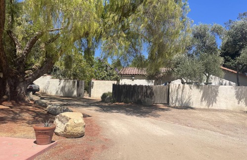 Santa Ynez House | Artistic Vineyard Home with Breakfast & Guest Rated 9.8