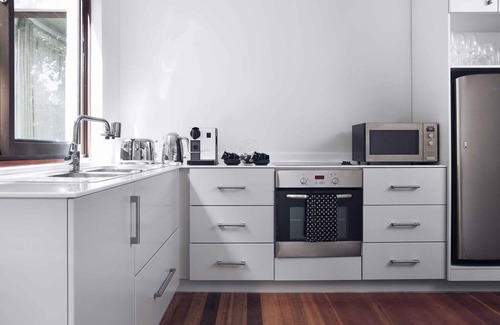 Claremont Hotel | Vineyard Hotel: 4-Star Retreat with Spa and Pool