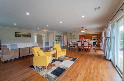 New Paltz House | Vineyard Retreat: Cozy 3-BDRM Near Hiking & Climbing