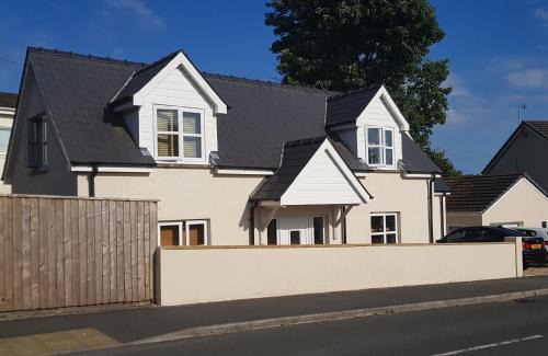 Saundersfoot House | Relax at Vineyard Vale Cottage with Private Pool & Breakfast