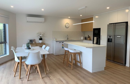 Rokeby House | Vineyard Views, Brand NEW-Sleeps 6,20 Mins to CBD