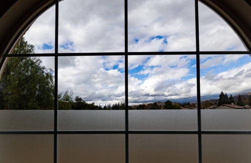 Cherry Valley Villa | Cozy Vineyard Retreat with Hot Tub & Pool - Rated 10/10