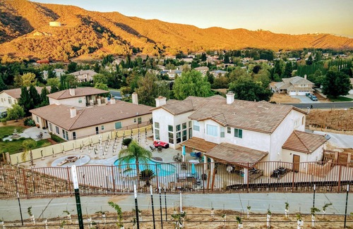 Cherry Valley Villa | Cozy Vineyard Retreat with Hot Tub & Pool - Rated 10/10