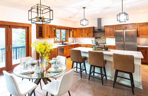 Stroudsburg Cabin | Scenic Vineyard Retreat with Hot Tub & Mountain Views