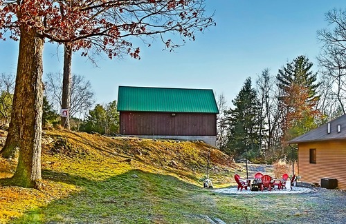 Stroudsburg Cabin | Scenic Vineyard Retreat with Hot Tub & Mountain Views
