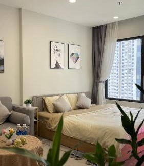 Tu Liem Apartment | Discover Vinhome Smartcity: 4-Star Stay with Family-Friendly Perks