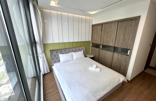 Ngoc Khanh Apartment | Top-Rated Vinhomes Metropolis with Private Pool & Breakfast