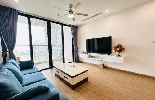 My Đinh Apartment | Stylish Vinhomes Sky Lake: Poolside Retreat Near Keangnam