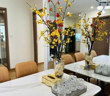 My Đinh Apartment | Stylish Vinhomes Sky Lake: Poolside Retreat Near Keangnam