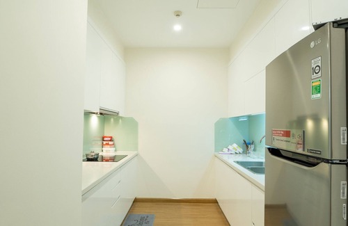 My Đinh Apartment | Relaxing Vinhomes Skylake Hanoi: King Bed & Lake View