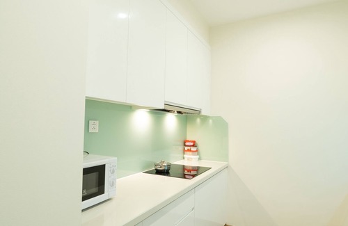 My Đinh Apartment | Relaxing Vinhomes Skylake Hanoi: King Bed & Lake View