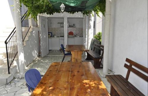 Sreser Apartment | Pet-Friendly Apartmani Vinka with Oceanfront Views