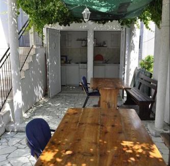 Sreser Apartment | Pet-Friendly Apartmani Vinka with Oceanfront Views