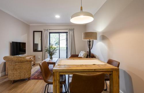 Stellenbosch Central Apartment | Relaxing Vino Self Catering Apartment with Pool Access