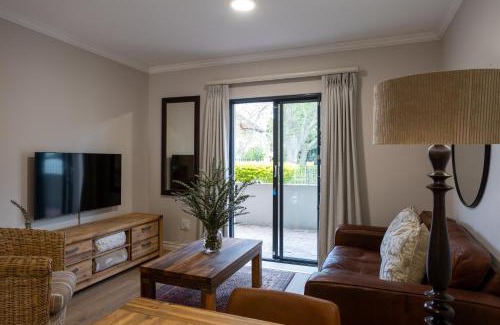Stellenbosch Central Apartment | Relaxing Vino Self Catering Apartment with Pool Access