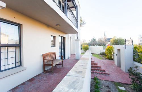 Stellenbosch Central Apartment | Relaxing Vino Self Catering Apartment with Pool Access
