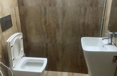 Vadapalani Apartment | Cozy Vinoth Home Stay with Pet & Child-Friendly Amenities