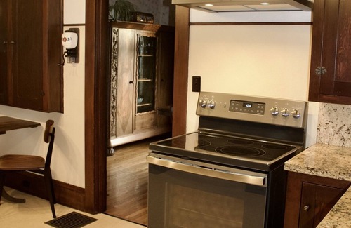 Woodstock House | Cozy 3BR Home in Trendy Woodstock with Family Amenities